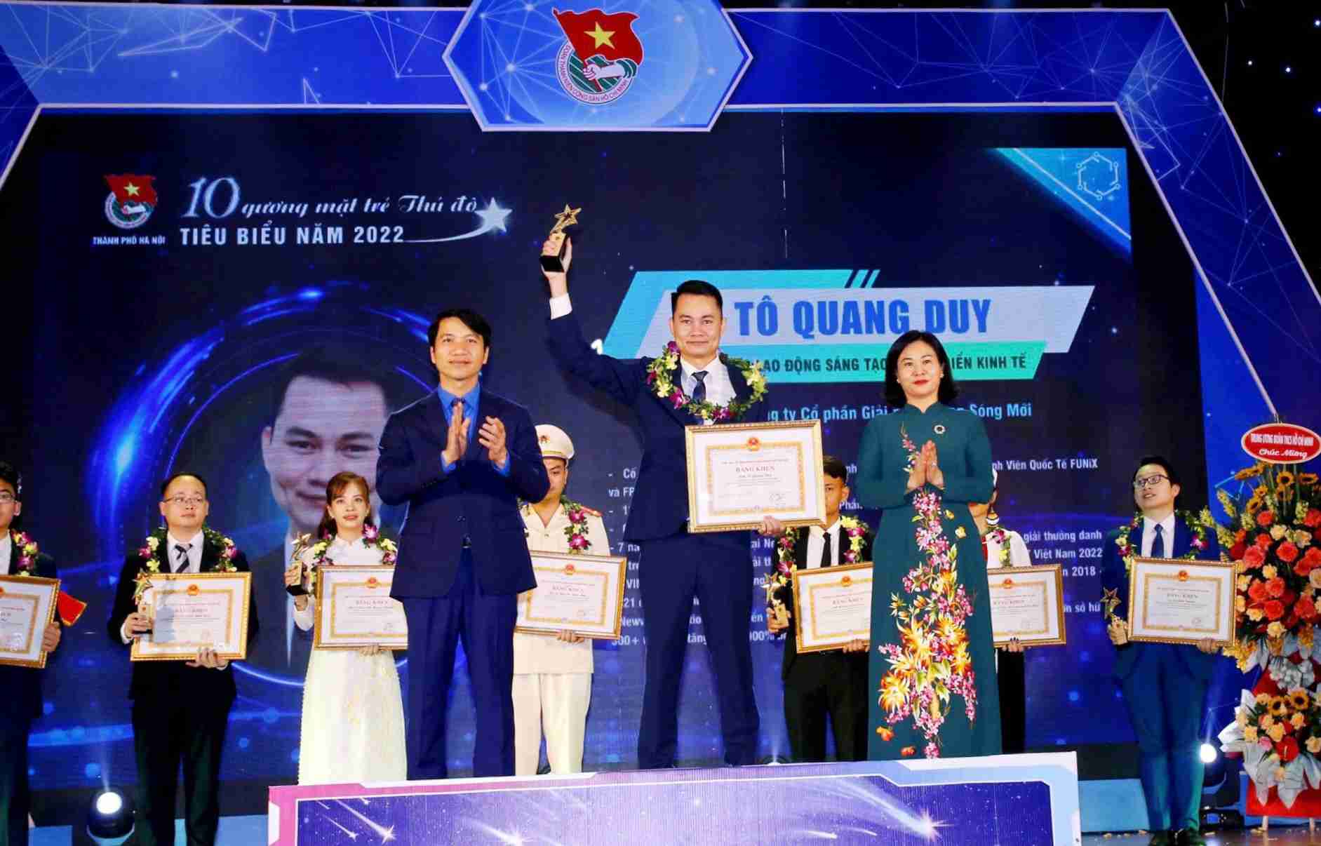 To Quang Duy received Hanoi's Top 10 Outstanding Young Faces Award in 2022