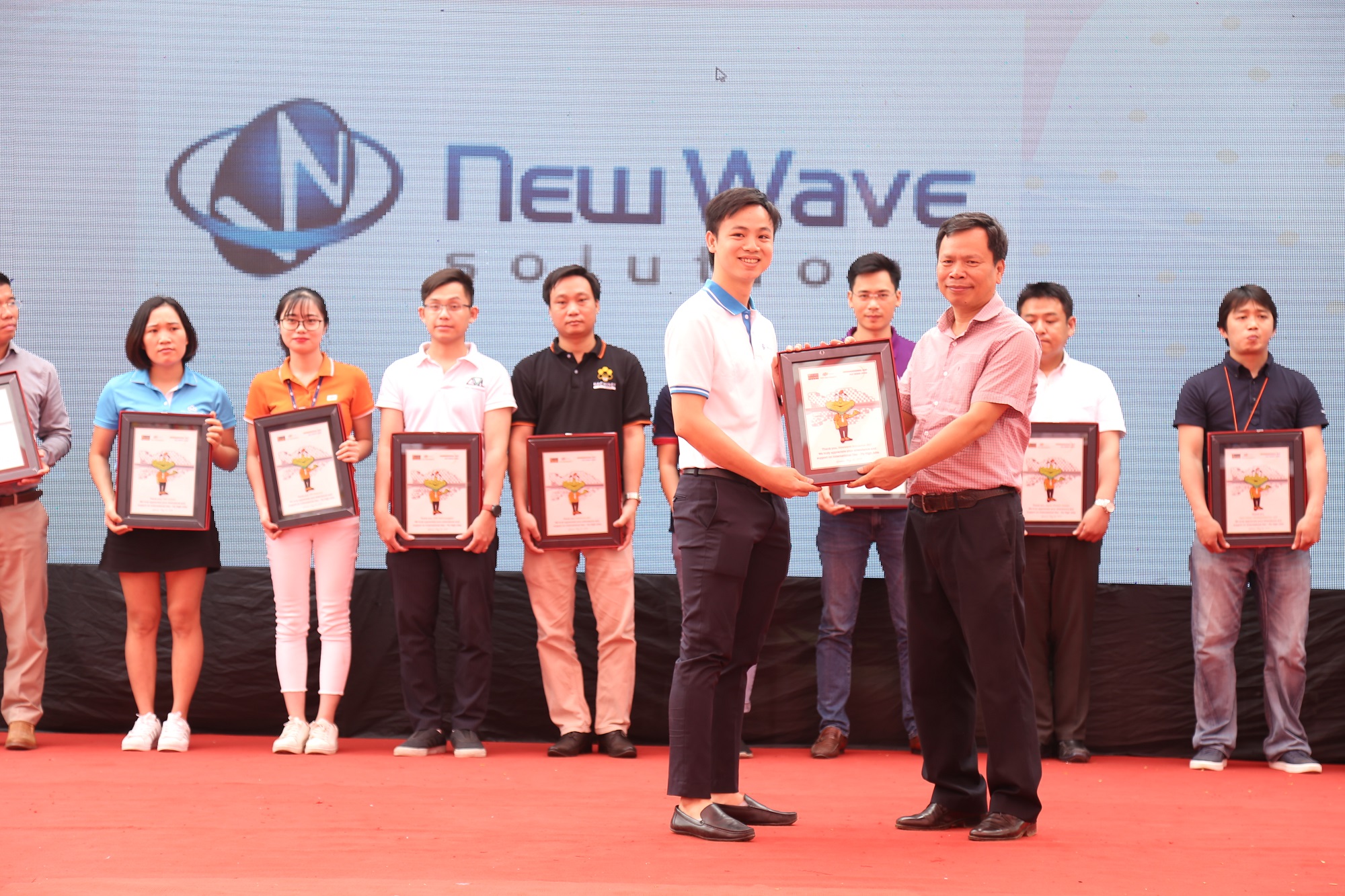 Newwave Solutions also had the pleasure to be the sponsor to reward leading students of FPT
