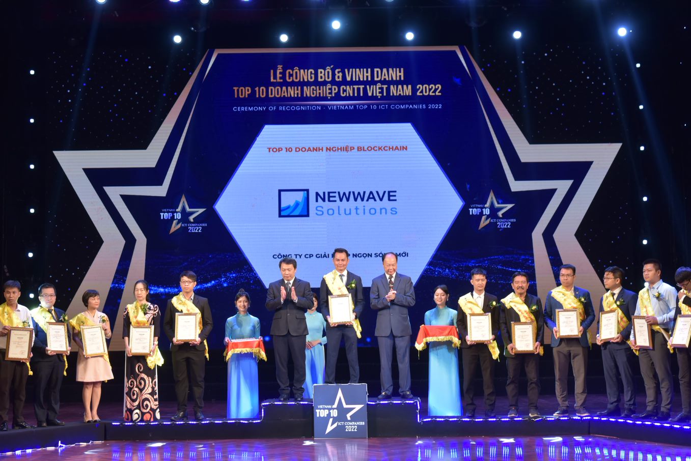 Ông Tô Quang Duy - CEO của Newwave Solutions nhận giải thưởng  Top 10 Doanh nghiệp Blockchain Việt Nam 2022